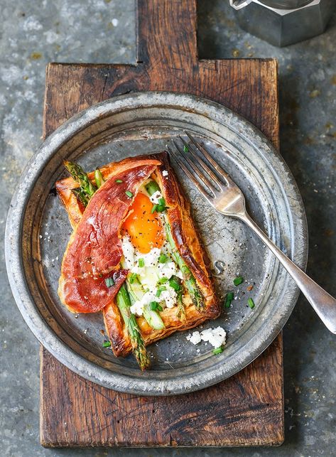 These delicious tarts make the most of new season asparagus and are incredibly easy to make. Prosciutto Breakfast, Brunch Photography, Breakfast Tarts, Easter Brunch Ideas, Asparagus Egg, Savoury Tarts, Breakfast Tart, Easter Brunch Food, Egg Dishes