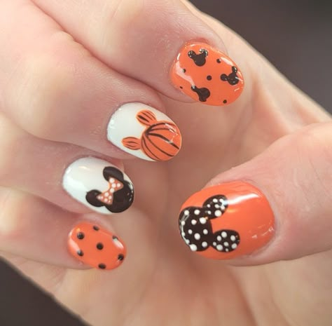 Disney Halloween Nails Acrylic Simple, Mickey Pumpkin Nail Art, Disney Halloween Nails 2023, Disney World Nails Halloween, Pumpkin Mickey Nails, Mickey Nails Halloween, Disney Halloween Manicure, Minnie Halloween Nails, Mickey Fall Nails