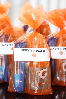 Confessions of a Sports Mama: Team Mama Idea: Basketball Post-Game Snacks Basketball Team Snacks, Team Snack Ideas, Basketball Snacks, Basketball Treats, Soccer Snacks, Team Treats, Basketball Gift Ideas, Baseball Snacks, Basketball Party Favors