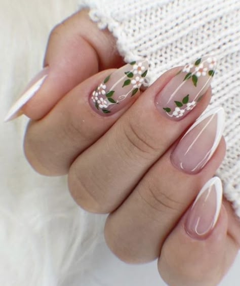 Pink And Flowers Nails, Floral Design Nails Art, Two Finger Nail Design, Cream Flower Nails, Green And White Floral Nails, Gel Nail Inspiration Summer, White Nails With Floral Designs, Flower On Nails Acrylic, French Nails And Flowers