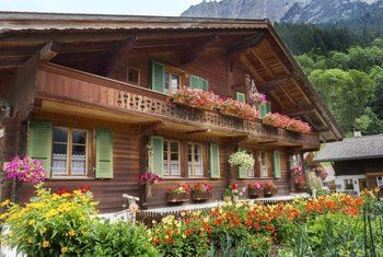 Swiss Chalet Exterior, Stone And Wood House, Swiss Ski Chalet, Chalet Plans, Swiss Decor, Switzerland House, Chalet Exterior, Chalet Style Homes, Swiss Ski