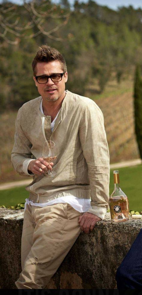 Brad Pitt Girlfriend, Ralph Lauren Men Outfits, Brad And Jennifer, French Vineyard, Brad Pitt Style, Celebrity Divorce, Louis Gossett Jr, Brad Pitt And Angelina Jolie, Sweater And Jeans