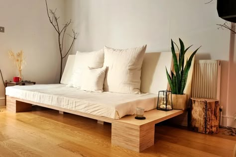 Platform Couch, Homemade Couch, Divan Sofa, Rv Sofas, Diy Daybed, Living Room Blanket, Pallet Patio, Couch Diy, Diy Couch