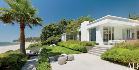 Beach House Landscaping, House On The Beach, California Beach House, Beach House Style, House Landscape, California Beach, Mid Century House, Turin, Residential Architecture