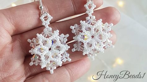 Beaded Earrings Patterns Tutorial, Easy Beading Tutorials, Xmas Beads, Easy Beading, Christmas Beading, Christmas Jewelry Diy, Snowflake Jewelry, Beadwork Tutorial, Bead Weaving Tutorials