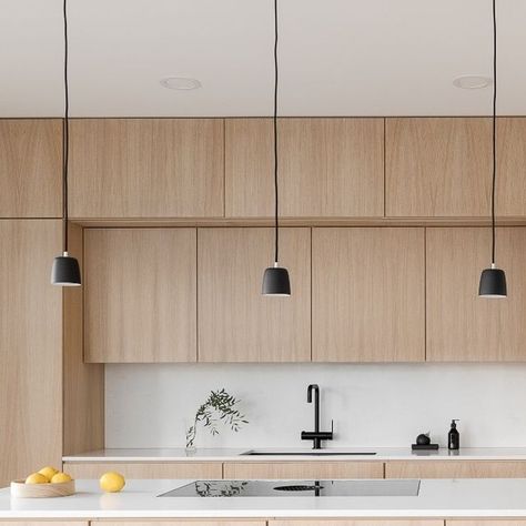 BORA on Instagram: "A harmonious combination of light oak and white quartz stone. 💫 The warm and natural materials in this beautiful kitchen project from the Finnish carpentry @puusepanliikeastikainen invite you to linger and enjoy.   How do you like wooden kitchen fronts?  Styling: @maikkihevari Photography: Visa Tulisalo  #morethancooking #woodenkitchen #kitchentrend #kitchendesign #oakkitchen #oak #kitcheninspiration" Minimal Oak Kitchen, Wood Kitchen Minimalist, White Oak And Gold Kitchen, Pale Wood Kitchen Cabinets, Modern Wood Kitchen Design, Light Oak And White Kitchen, White Oak Kitchen Cabinets Modern, Modern White Oak Kitchen, Oak White Kitchen