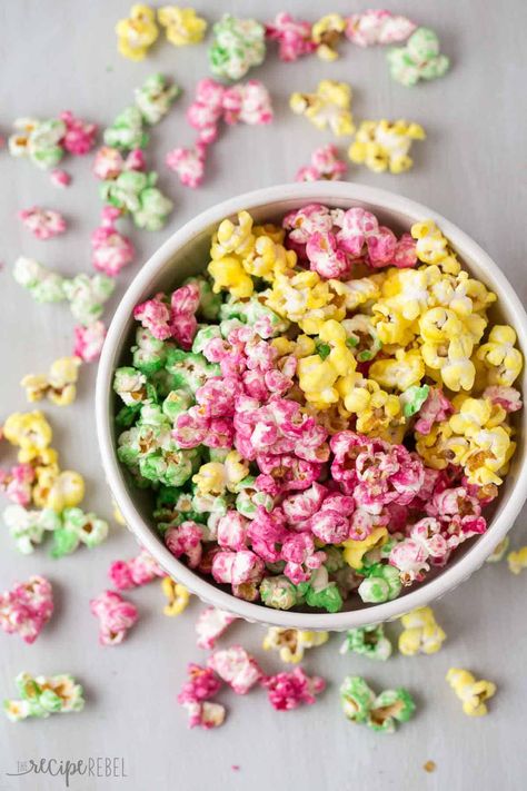 Candy Popcorn Recipe, Colorful Popcorn, Gourmet Popcorn Recipes, Flavored Popcorn Recipes, Popcorn Ideas, Popcorn Recipes Easy, Colored Popcorn, Easy Holiday Treats, Sweet Popcorn