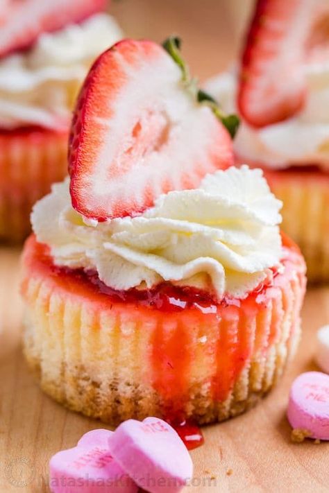 Strawberry Cheesecake Cupcakes, Strawberry Cheesecakes, Mini Strawberry Cheesecake, Sauce Video, Strawberry Cheesecake Recipe, Thanksgiving Side Dishes Easy, Biscuits Graham, Mini Cheesecake Recipes, Cheesecake Cupcakes