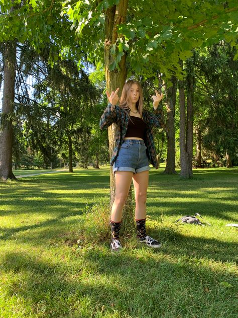 Grunge Outfits With Jean Shorts, Tomboy Style Summer Outfits, Summer Outfits With Flannels, Shorts With Flannel Outfits, Tomboy Outfit Summer, Cute Indie Outfits Summer, Shorts Skater Outfit, Spring Skater Outfits, Summer Outfits Flannel