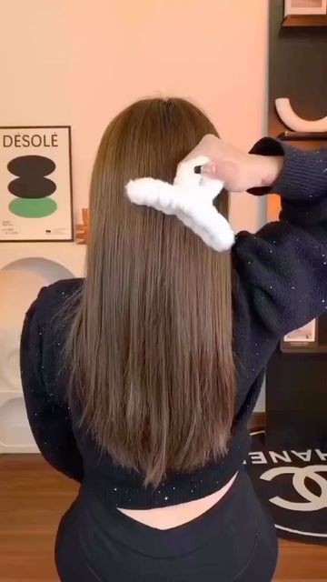 Hairstyles | makeup on Instagram: "Amazing claw clip hack 😍😍 @hairstyls_tips ❃ Follow @hairstyls_tips to get more hair style ideas and learn simple beautiful hair styles 💓 • • #hairstyleideas #videohair #braidtutorial #hairtutorialvideo #hairvideotutorial #hairstyletutorial #braidoftheday #braidsofinstagram #hairglamvideos #tutorialhairdo #hairvideoshow #naturalhairtutorial #tutorialhair #cutehairstyles #marcbeauty #tutorialvideo #braidinglife #hairofinstgram #braidinspo #hairdecoration #hair Claw Clip Hacks, Braided Hairstyle Tutorial, Clip Hacks, Braided Hairstyle Tutorial Videos, Haircuts For Long Hair Straight, Long Hair Straight, Hairstyle For School, Face Framing Hair, Curling Tips