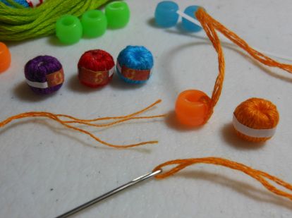 Sewing Miniatures, Yarn Beads, Accessoires Barbie, Yarn Balls, Dollhouse Miniature Tutorials, Doll Furniture Diy, Miniatures Diy, Diy Miniatures, Diy Doll Miniatures