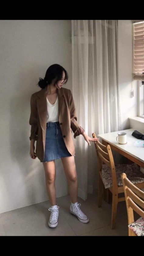 Brown blazer Gala Fashion, Korean Outfit Street Styles, Korean Fashion Outfits, Summer Trends Outfits, Look Retro, Korean Fashion Trends, Street Style Chic, Fashion Korean, 가을 패션