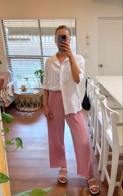 Flowy Work Outfit, Comfy Office Outfit Summer, Beachy Business Casual, Uniqlo Women Outfit Summer, Cotton Pants Outfit, Uniqlo Women Outfit, Classic Style Outfits, Summer Office, Pakistani Fashion Casual