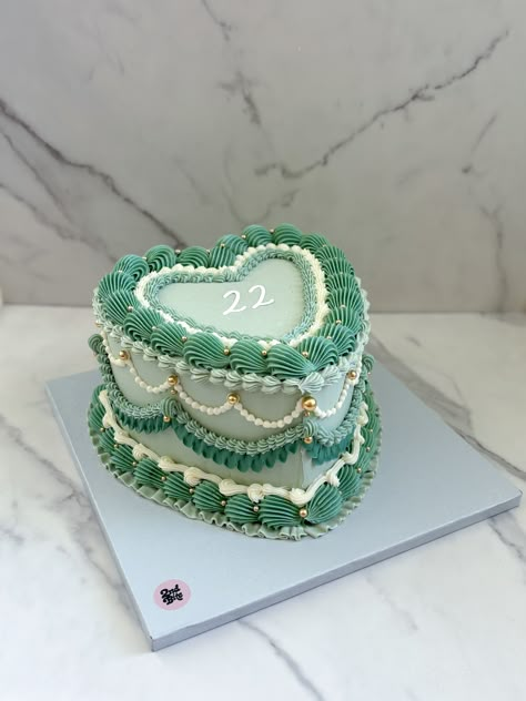 Teal Vintage Cake, Simple Blue Birthday Cake, White Vintage Heart Cake, Blue Heart Cake, Teal Cake, Heart Cake Design, Victorian Cakes, Heart Birthday Cake, Vintage Heart Cake