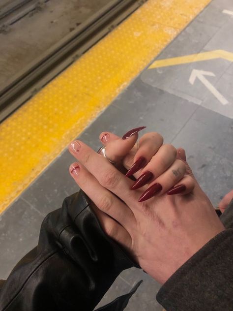 Nails On Bf Pants, Nail Ideas Couple, Bf And Gf Matching Nails Halloween, Couple Nails Aesthetic, Matching Nails Gf And Bf, Nail Inspo For Couples, His And Her Nail Ideas, Nail Date With Boyfriend, Matching Gf Bf Nails