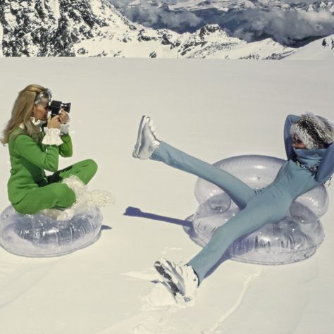 Snow Coats, Travel Aesthetic Winter, Winter 2024 Aesthetic, Colorful Winter Aesthetic, Winter Model, Photos In The Snow, Vogue Winter, Winter Vintage Aesthetic, 90s Ski Aesthetic