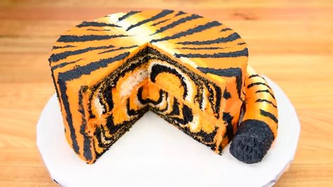 Today I am showing you how to make a surprise inside Tiger Cake. This animal… The post How to Make a Tiger Cake appeared first on Recipe book. Tiger Cakes, Candy Bar Bautizo, Tiger Who Came To Tea, Daniel Tiger Birthday Party, White Cake Recipes, Tårta Design, Tiger Birthday Party, Tiger Cake, Tiger Party