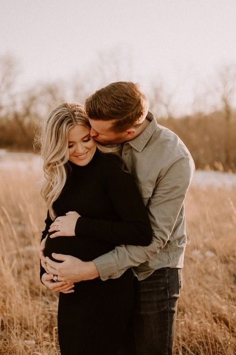 Jewel Tone Maternity Photos, Maternity Photo With Husband, Maternity Shoot Prompts, Makeup Ideas For Maternity Pictures, Maternity Picture Inspiration, Winter Maternity Pictures With Husband, Maternity Picture Outfits Winter, Winter Maternity Photoshoot Ideas, Winter Outdoor Maternity Pictures