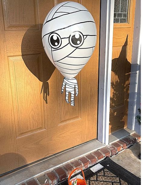 Cute halloween craft idea for kids! Balloon mummy, black cat, and cute witch easy Halloween craft for kids. You've Been Booed Free Printable, Halloween Fun Activities, Halloween Craft Idea, Bucket Crafts, Easy Halloween Craft, Balloon Face, First Grade Curriculum, Been Booed, Boo Gift