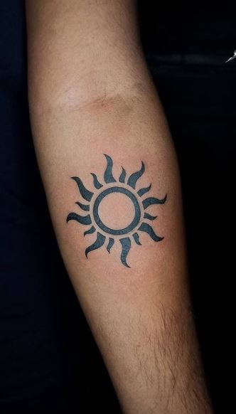 A Sun Tattoo, Traditional Sun Tattoo, Sun Tattoo Meaning, Simple Sun Tattoo, Back Tattoos For Guys Upper, Sun And Moon Tattoos, Mens Body Tattoos, Sunshine Tattoo, Henna Tattoo Designs Arm