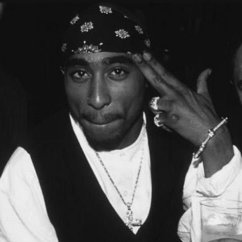 2pac Pfp, 90s Rap Aesthetic, Rapper Pfps, Black Widget, 2pac Videos, 90s Rappers Aesthetic, Rappers Aesthetic, 90s Rappers, Tupac Pictures