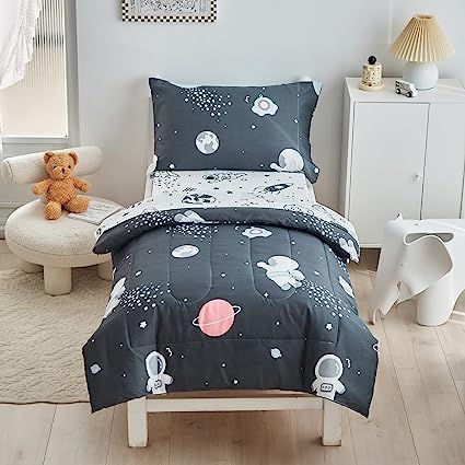 Astronaut Planet Rocket Print on Black, Includes Comforter, Flat Sheet, Fitted Sheet & Pillowcase. Made of 100% brushed microfiber.Super soft, breathable and great for all seasons. It creates a comforting and calming sleep environment to help kids get the rest they need. Space Themed Bedroom Boys, Baby Boys Black, Outer Space Design, Black Astronauts, Space Themed Bedroom, Sea Of Stars, Toddler Bed Set, Toddler Bedding, Sleep Environment