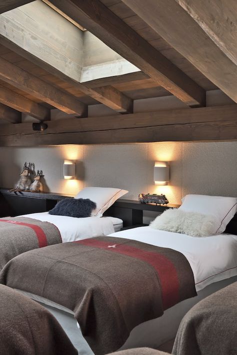 Chalet Roméo, alchimie entre art et architecture Modern Chalet Interior Design, Ski Chalet Bedroom, Modern Chalet Interior, Mountain Chalet Interior, Swiss Chalet Interior, Chalet Bedroom, Luxury Chalet Interior, Chic Chalet, Chalet Interior Design