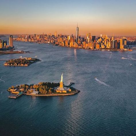 Liberty Island, Voyage New York, City Skylines, Ellis Island, Nova York, Dream City, City Photography, World Trade Center, City Aesthetic