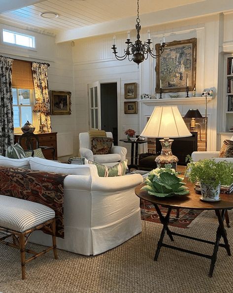 country style living room Furniture Around Fireplace, Parlor Room Ideas, Traditional Sitting Room, Country Living Room Design, Wicker Bench, French Country Living, Homes Around The World, My French Country Home, French Country Living Room