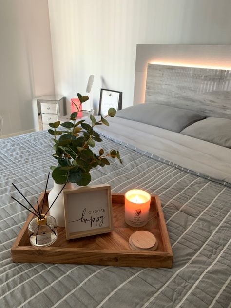 Bed Tray Decor Ideas, Bed Tray Decor, Tray On Bed, Wooden Tray Decor, Black Living Room Decor, Candle Plant, Guest Room Bed, Bedroom Candles, Bed Tray