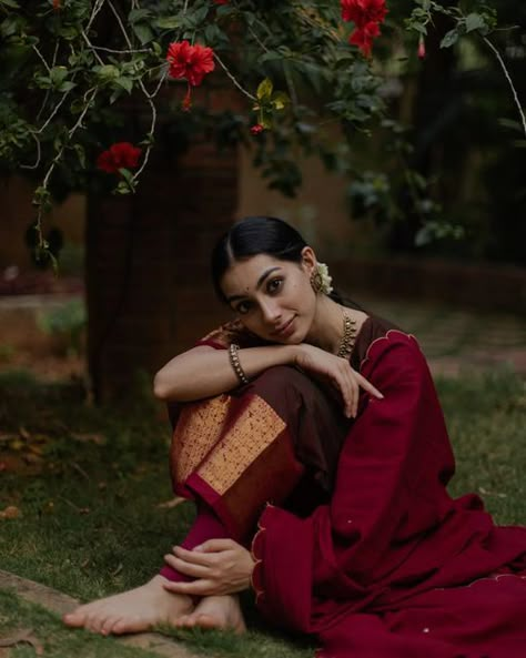 Vintage Saree Photoshoot, Aesthetic Saree Photography, Saree Anarkali Dress, Fashion Skirts Outfits, Aesthetic Saree, Saree Aesthetic, Indian Traditional Dresses, Rich Girl Style, South Indian Wedding Saree