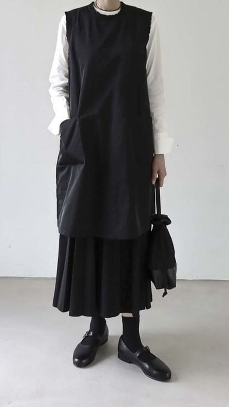 Japanese Minimalism Fashion, Spring Outfits Japan, January Fashion, Minimal Street Style, Black White Outfit, Wool Sweaters Womens, Fashion Top Outfits, Future Outfit, Minimal Outfit