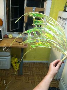 How to make cellophane wings                                                                                                                                                                                 More Cellophane Wings, Wing Tutorial, Diy Fantasia, Diy Fairy Wings, Diy Wings, Fairy Costumes, Ren Fest, Red Girl, Fairy Crafts