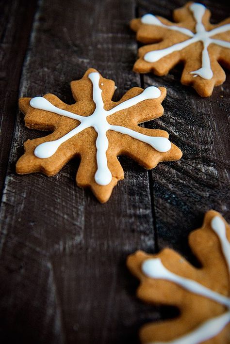 Butterscotch Gingerbread Cookies are a soft and mild take on the traditional gingerbread cookies recipe. Kids and adults love this recipe! Cheddar Cheese Cookies, Gingerbread Cookies Recipe, Easy Gingerbread Cookies, Holiday Recipes Thanksgiving, Slice Of Pie, Homemade Pretzels, Butterscotch Pudding, Gingerbread Latte, Ginger Bread Cookies Recipe