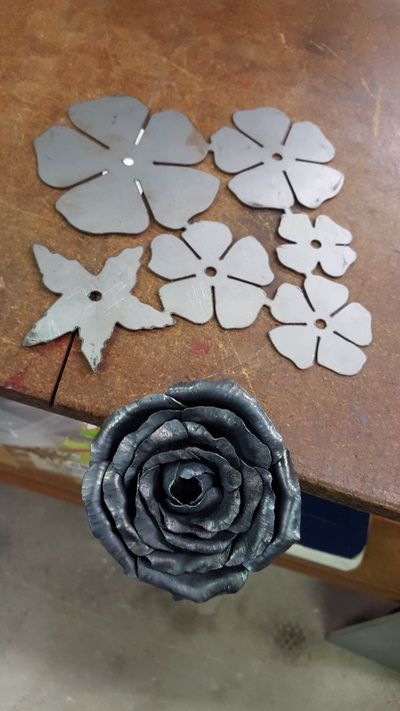 Metal Flower Art, Cool Welding Projects, Koti Diy, Metal Welding Art, Metal Roses, Welding Crafts, Aluminum Can Crafts, Welding Art Projects, Metal Artwork Wall