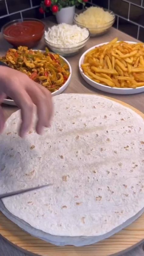 Tortilla Wrap, Fair Food Recipes, Delicious Snacks Recipes, Idee Pasto Sano, Food Recepie, Food Videos Cooking, Lunch Snacks, Iftar, Interesting Food Recipes