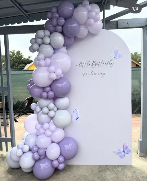 Lavander Decorations, Lavender Balloon Backdrop, Cake Area Decoration, Lilac Balloon Arch, Purple Backdrop Ideas, Purple And White Baby Shower, Purple And Blue Baby Shower, Baby Shower Color Themes, Purple Balloon Arch