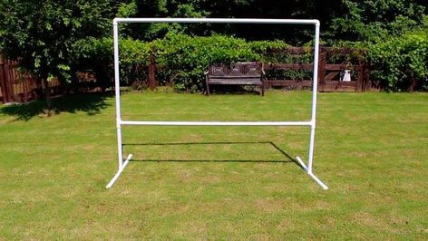 Diy Backyard Movie Theater, Outdoor Movie Theatre, Projector Screen Stand, Diy Backyard Movie, Movie Projector Screen, Diy Outdoor Movie Screen, Backyard Movie Theaters, Diy Projector, Diy Privacy Fence