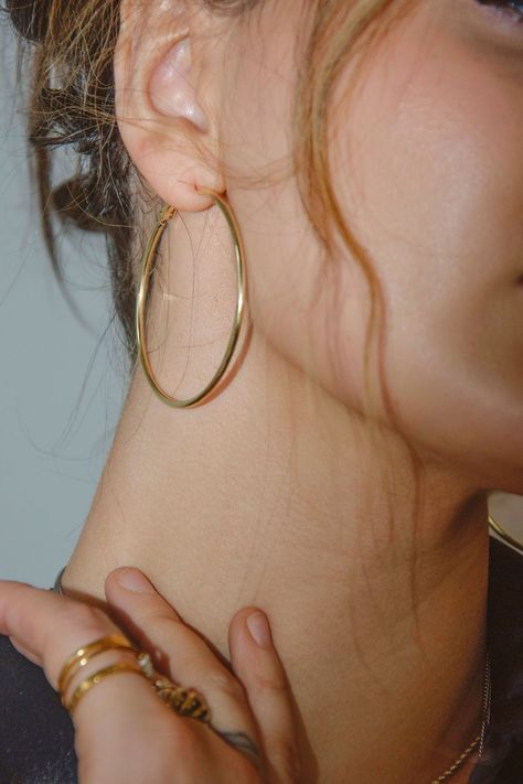 50mm Hoop Earrings, Little Hoop Earrings Gold, Gold Jewelry Hoop Earrings, Large Hoop Earrings Aesthetic, Dangly Earrings Aesthetic, Trendy Ear Piercings, Moodboard Jewelry, 2000 Jewelry, Gold Hoop Earrings Aesthetic