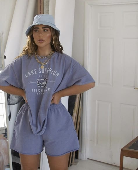 Oversize Tshirt Outfits, Streetwear Fashion Women, Mode Inspo, Tshirt Outfits, Mode Vintage, Summer Fits, Outfits Casuales, Comfy Outfits, Outfits Fashion