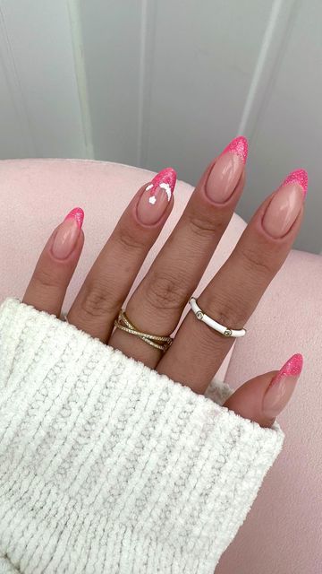 Pink Christmas Nails Santa Hat, Preppy Christmas Nails Acrylic, Pink Santa Hat Nails, Pink Santa Nails, Nails Pink Christmas, Christmas Hat Nails, December Nails Christmas Xmas, Xmas Nails Pink, Christmas Nails Pink And White