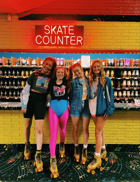 1980’s theme party 80s Rollerskate Outfit, 90s Roller Skating Outfit, 80s Roller Skating Outfit, Skater Girl Fits, Roller Skating Outfits, 80s Party Outfits, 1980’s Fashion, Roller Rink, College Parties