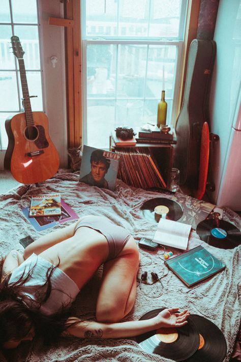 Casa Rock, Brat Summer, Foto Art, Cinematic Photography, Trendy Short Hair Styles, 인물 사진, Record Player, Photo Reference, Photography Inspo