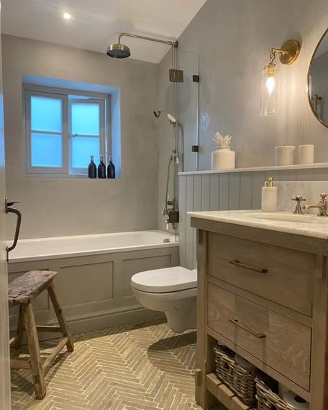 Rachel Winham, Small Bathroom With Bath, Cottage Showers, Cosy Bathroom, Country Style Bathrooms, Cottage House Interior, Cottage Style Bathrooms, Cottage Bathroom Ideas, Instagram Bathroom