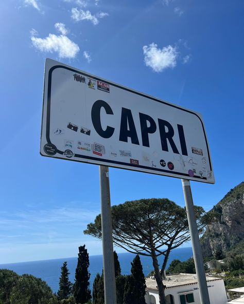 Capri, Italy ⛱️🍋��🌺🍹🍊⛵️ Capri Villa, Summer In Capri, Capri Aesthetic, Capri Italy Aesthetic, Capri Summer Aesthetic, Capri Italy Photo Ideas, Capri Inspo Pics, Italy Capri, Capri Boat Pictures