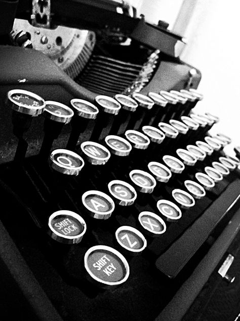 . Always Remember Me, Antique Typewriter, Strategic Marketing, Marketing Blog, Vintage Typewriters, Vintage Type, Seo Social Media, Writing Tools, Inbound Marketing