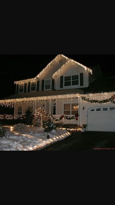 christmas exterior decorations - exterior christmas decorations farmhouse White Icicle Lights On House, Christmas Lights On Small House Outdoor, Outdoor Christmas Lights Icicle, Christmas Decor Exterior Lights, Christmas Lights House Ideas, Christmas Lights Icicle Outdoor, Christmas Decorated House Exterior, Christmas Lights Single Story House, Christmas Outdoor House Lights