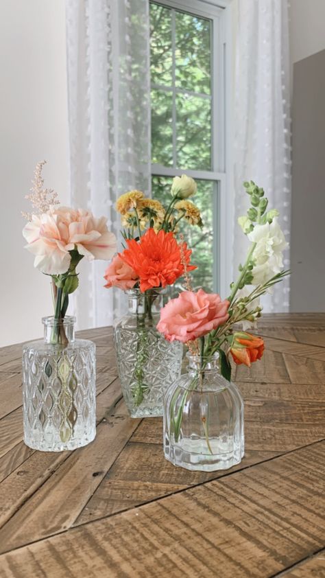 Bud Vases Flower Arrangements, Small Bud Vases, Mini Flower Centerpieces, Single Stem Vase Centerpieces, Small Vase With Flowers, Small Vases With Flowers Wedding, Mini Centerpieces Flower, Small Vase Bouquet, Cheap Flower Centerpieces Diy