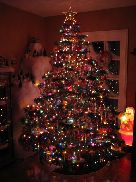 Christmas Tree With Coloured Lights, Crismas Tree, Christmas Lights Wallpaper, Best Christmas Tree, Lights Wallpaper, Christmas Tree Inspo, Trees Wallpaper, Christmas Tree Wallpaper, Christmas Dreaming