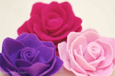 A collection of 20 different Fabric Flowers that you can make. Each with a link to their tutorial. Make your own fabric flowers! Felt Flowers Patterns, Felt Flower Tutorial, Diy Flores, Fleurs Diy, Felt Roses, Fabric Flower Tutorial, Rose Tutorial, Making Flowers, Flowers To Make